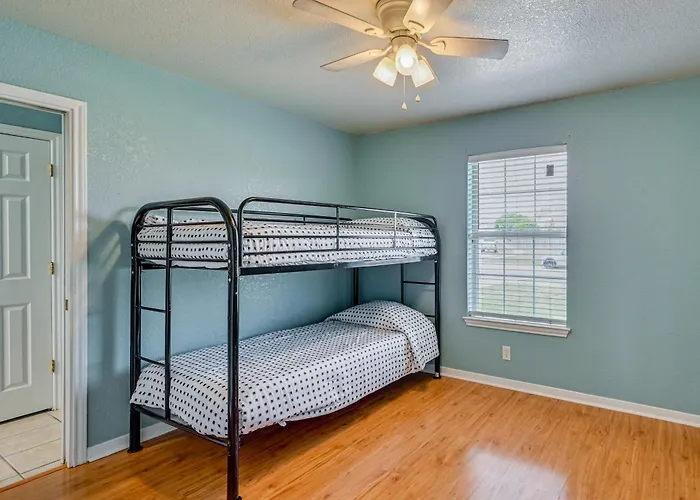 Holiday home 8 Mi To Hood! Family W/ Patio & Yard