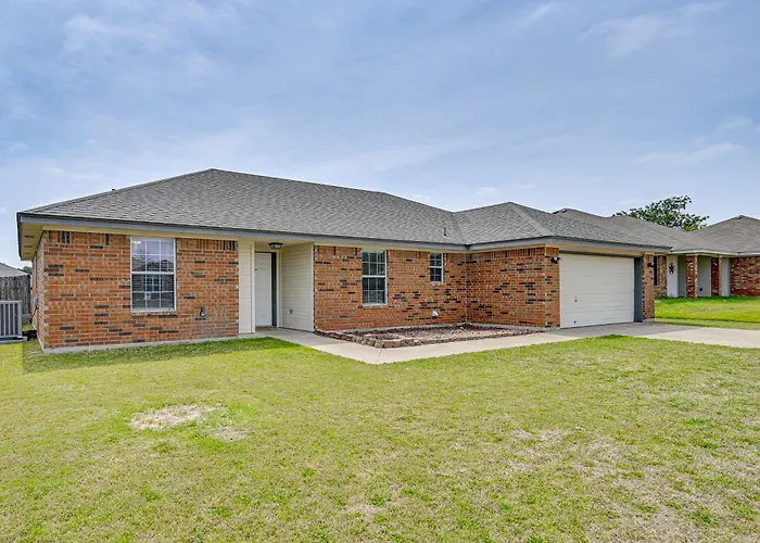 8 Mi To Hood! Family W/ Patio & Yard Killeen